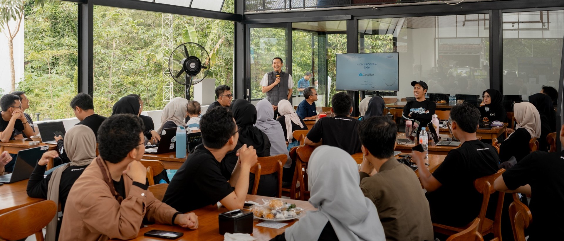 Kegiatan briefing dan diskusi bersama tim IDCloudHost