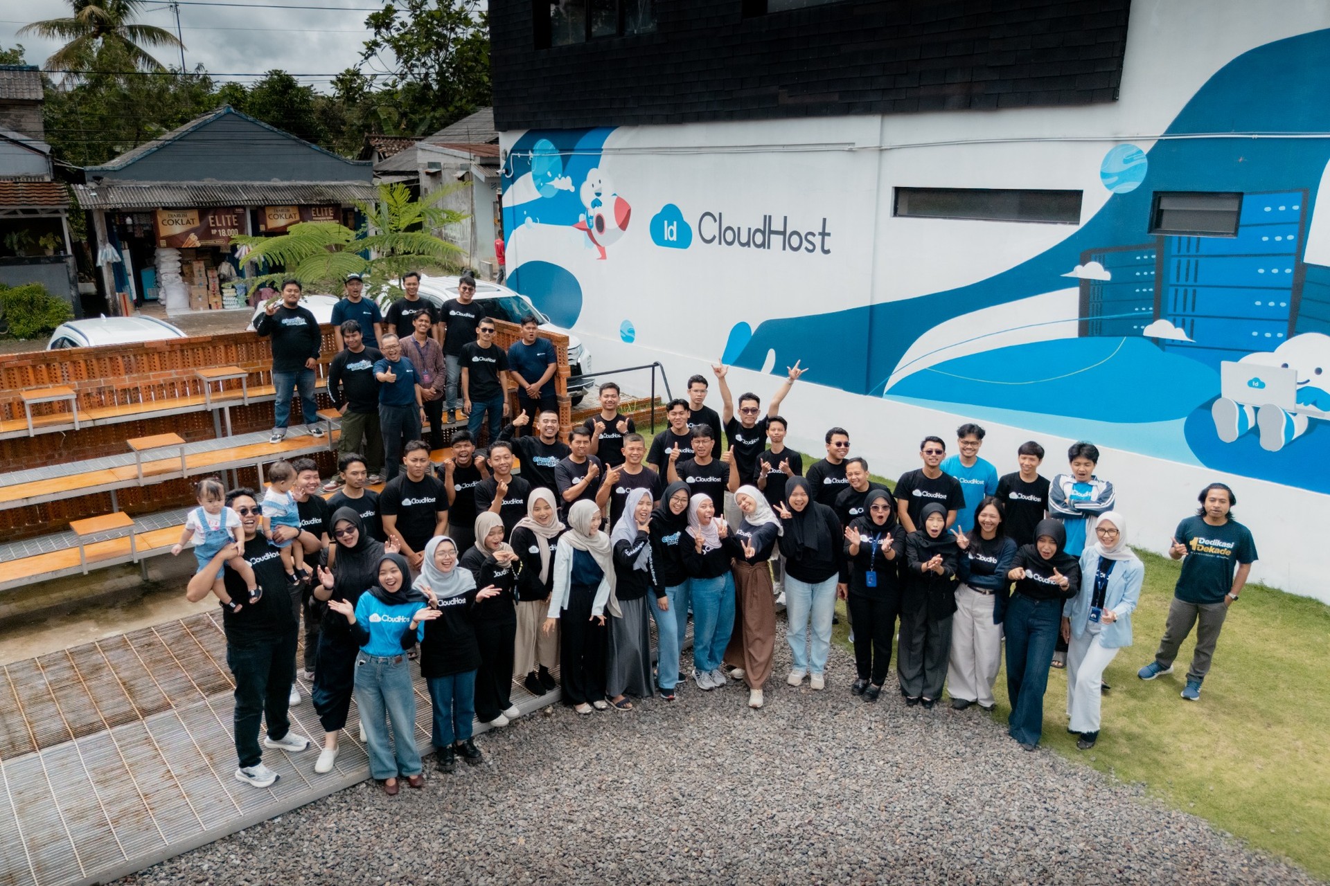 Kegiatan mentoring dan diskusi tim Customer Support IDCloudHost