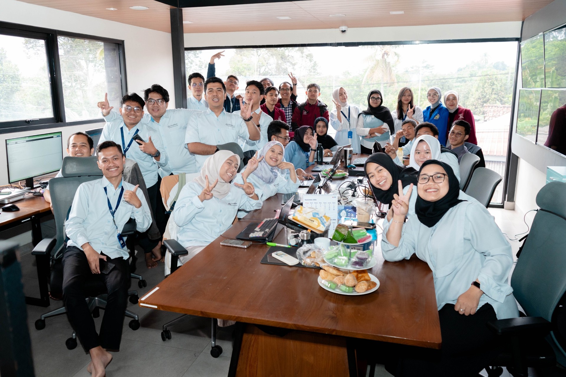Kegiatan mentoring dan office visit di lingkungan kerja IDCloudHost